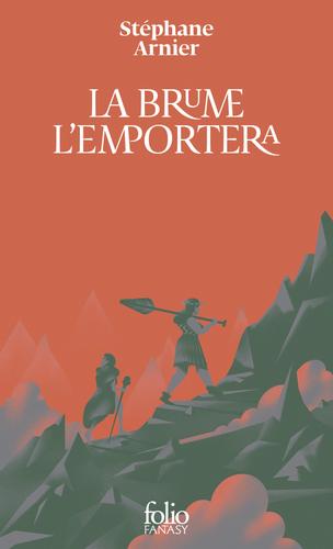 Deux silhouettes sombres gravissent un sentier de montagne escarpé sous un ciel orange. L'un des personnages porte une pelle sur l'épaule. De la brume grise s'élèvent entre les rochers. Le titre "La brume l'emportera" est écrit en lettre blanches en haut de la couverture.