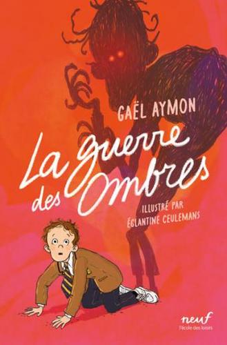 Sr un fond dégradé orange et rose, un jeune garçon terrifié est à genoux par terre. Derrière lui se dresse une ombre noire menaçante aux yeux rouges et aux doigts giffus. Le titre "La guerre des ombres" est écrit en lettres blanches manuscrites au centre.