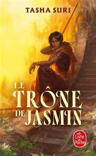 Une femme indienne vêtue d'un sari brun est assise sur les marches d'un temple en ruine envahi par la végétation. Elle tient un bâton et nous regarde intensément. L'arrière-plan est baigné d'une lumière dorée qui laisse deviner une cité. Le titre "Le trône de Jasmin" est écrit en jaune claire.